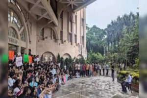 students-don-black-band-in-nujs-demanding-vcs-ouster.jpg