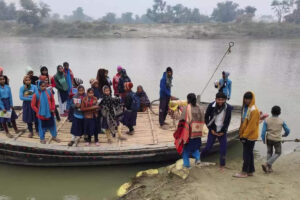 bihar-students-risk-daily-boat-journeys-for-education-in-riverine-villages.jpg bihar-students-risk-daily-boat-journeys-for-education-in-riverine-villages.jpg