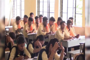 hijab-saffron-controversy-erupts-again-in-karnatakas-college.jpg hijab-saffron-controversy-erupts-again-in-karnatakas-college.jpg