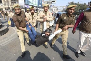 tension-grips-lucknow-university-as-student-groups-clash.jpg