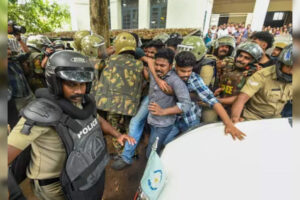 clashes-break-out-at-sfi-protest-at-kerala-university-headquarters.jpg